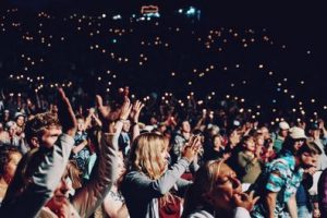 People race smartphones in a concert. 